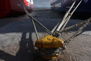 Απαγόρευση απόπλου για το Blue Star Μύκονος από το λιμάνι του Πειραιά