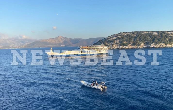 Ευβοϊκός: Κολλημένο στη ξέρα φέρυ μποτ, «μόνοι μας βρήκαμε σωσίβια» ΦΩΤΟ