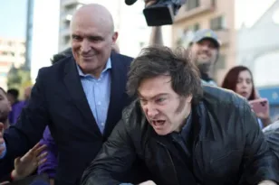 Σκηνικό χάους στην Αργεντινή: Πέτρες και μπουκάλια εναντίον του προέδρου Μιλέι ΒΙΝΤΕΟ