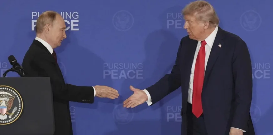 Αλάσκα χωρίς λευκό καπνό: Ο Τραμπ μιλά για πρόοδο, ο Πούτιν για διάλογο, η Ουκρανία περιμένει