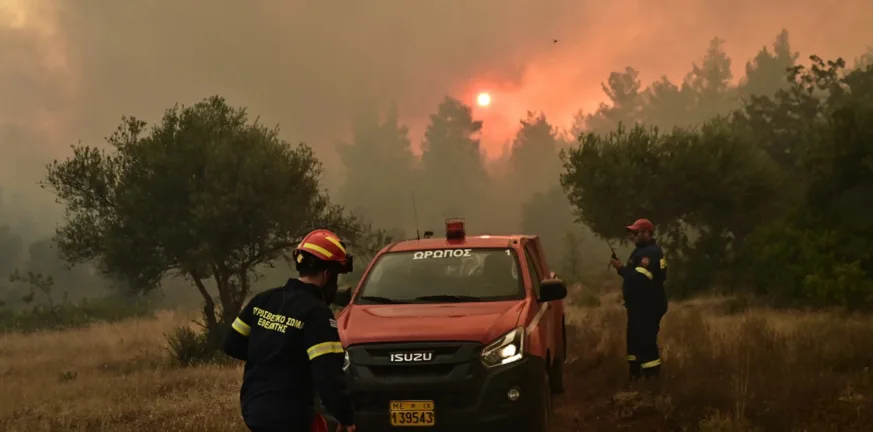 Μάχη με τις φλόγες: Σπίτια σε κίνδυνο στην Κερατέα, συνεχείς εκκενώσεις μέσω 112 - Καλύτερη η εικόνα στην Κεφαλονιά ΦΩΤΟ-ΝΕΟΤΕΡΑ