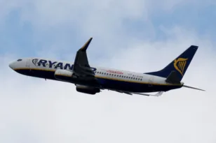 Χάος στον αέρα σε πτήση της Ryanair: Γυναίκα προσπάθησε να ανοίξει την έξοδο κινδύνου