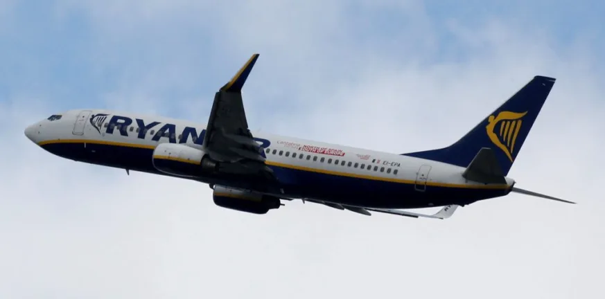 Χάος στον αέρα σε πτήση της Ryanair: Γυναίκα προσπάθησε να ανοίξει την έξοδο κινδύνου