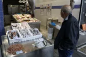 Γιατί εξαφανίστηκε η σαρδέλα από τον Πατραϊκό, η έλλειψη στο «ψάρι του λαού» και η τιμή