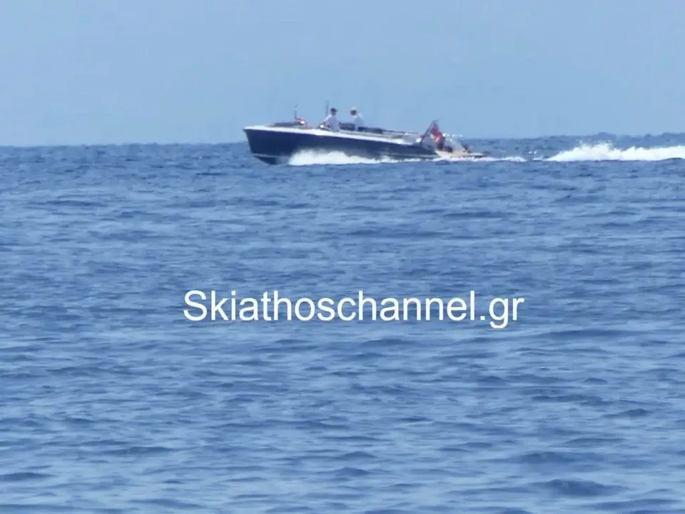Δείπνο χαμηλών τόνων στην Τήνο: Μητσοτάκης και Μέρντοχ σε ψαροταβέρνα με τις συζύγους τους