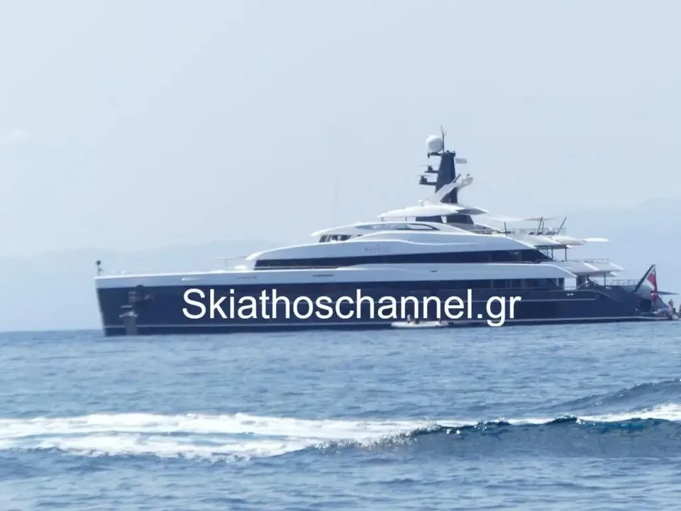 Δείπνο χαμηλών τόνων στην Τήνο: Μητσοτάκης και Μέρντοχ σε ψαροταβέρνα με τις συζύγους τους