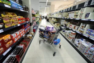 Άλλαξαν παπούτσια, φόρεσαν τα καινούργια και έφυγαν αφήνοντας τα παλιά χωρίς να πληρώσουν!