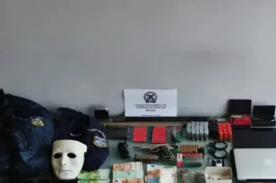 Σύλληψη 38χρονου στον Ταύρο: Καταγγελία για ενδοοικογενειακή βία «οδήγησε» σε όπλα, ναρκωτικά και στολές ΕΛΑΣ