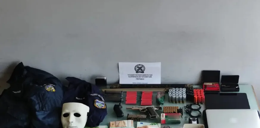 Σύλληψη 38χρονου στον Ταύρο: Καταγγελία για ενδοοικογενειακή βία «οδήγησε» σε όπλα, ναρκωτικά και στολές ΕΛΑΣ