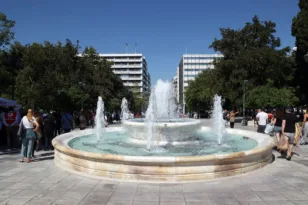 Μετά από 153 χρόνια, το σιντριβάνι του Συντάγματος ξαναβρίσκει τη λάμψη του