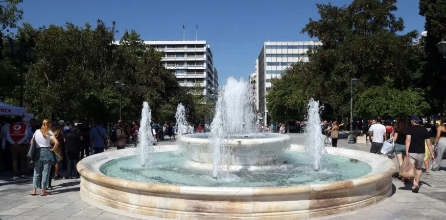 Μετά από 153 χρόνια, το σιντριβάνι του Συντάγματος ξαναβρίσκει τη λάμψη του