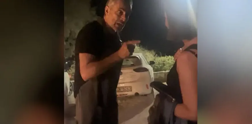 Τα αυτοκόλλητα υπέρ της Παλαιστίνης έβαλαν «φωτιά» σε ταβέρνα, χοντρός τσακωμός ιδιοκτήτη με εβραίους Τα αυτοκόλλητα υπέρ της Παλαιστίνης έβαλαν «φωτιά» σε ταβέρνα, χοντρός τσακωμός ιδιοκτήτη με εβραίους