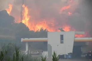 Δύο μέτωπα φωτιάς σε εξέλιξη σε Θεριανό και Δυτική Αχαΐα