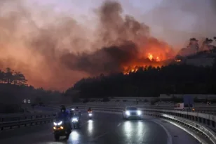 Τουρκία: Μαζική εκκένωση στο Τσανάκαλε λόγω πυρκαγιάς, καήκαν σπίτια ΒΙΝΤΕΟ