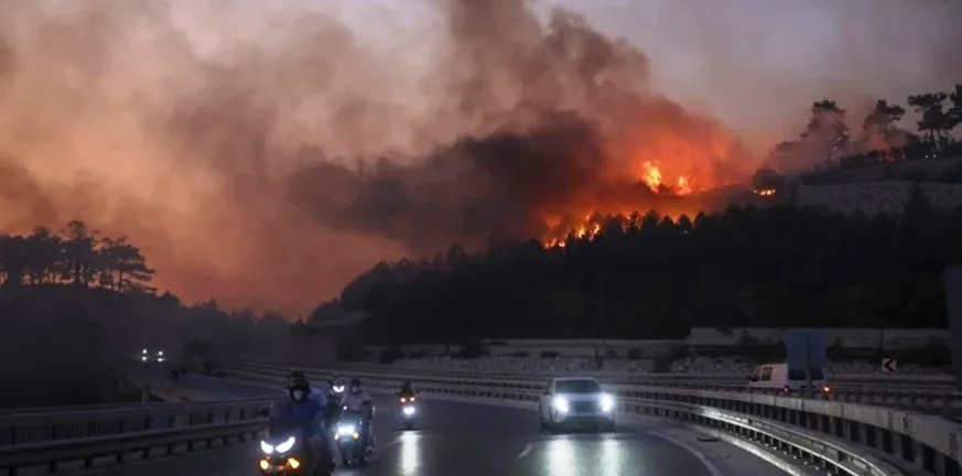 Τουρκία: Μαζική εκκένωση στο Τσανάκαλε λόγω πυρκαγιάς, καήκαν σπίτια ΒΙΝΤΕΟ Τουρκία: Μαζική εκκένωση στο Τσανάκαλε λόγω πυρκαγιάς, καήκαν σπίτια ΒΙΝΤΕΟ