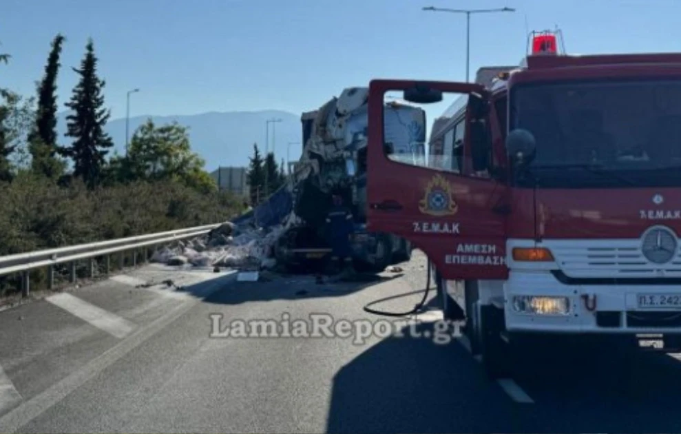 Λαμία: Τροχαίο με νταλίκες, εγκλωβίστηκε οδηγός ΦΩΤΟ - ΒΙΝΤΕΟ