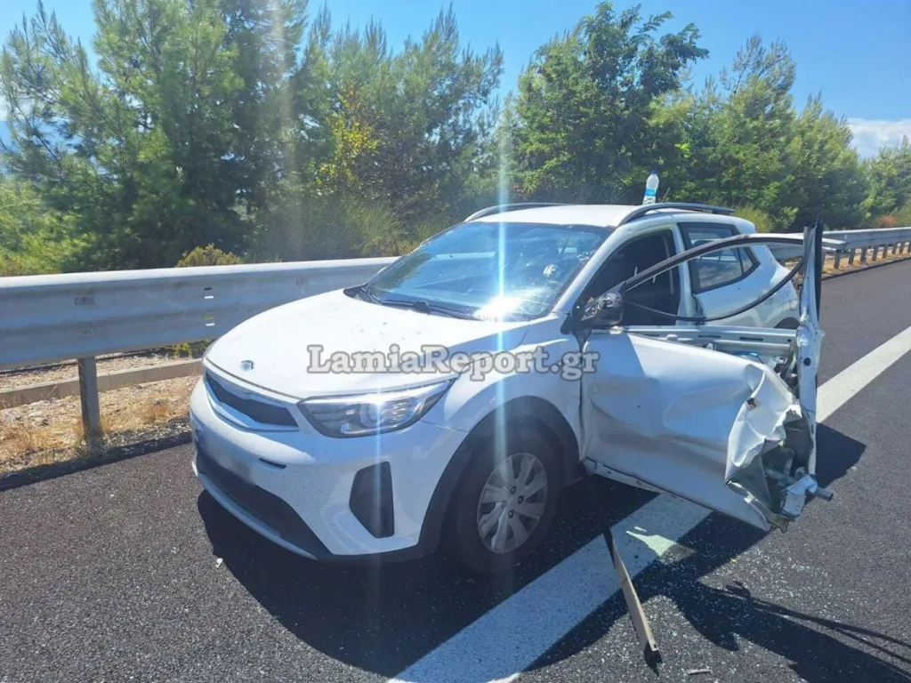 Είχε άγιο! Άνοιξε την πόρτα μετά από τροχαίο και τη διέλυσε διερχόμενο φορτηγό ΦΩΤΟ