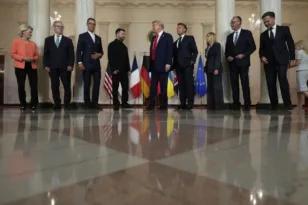 Ο Τραμπ έδειξε τα MAGA καπέλα του στους Ευρωπαίους ηγέτες