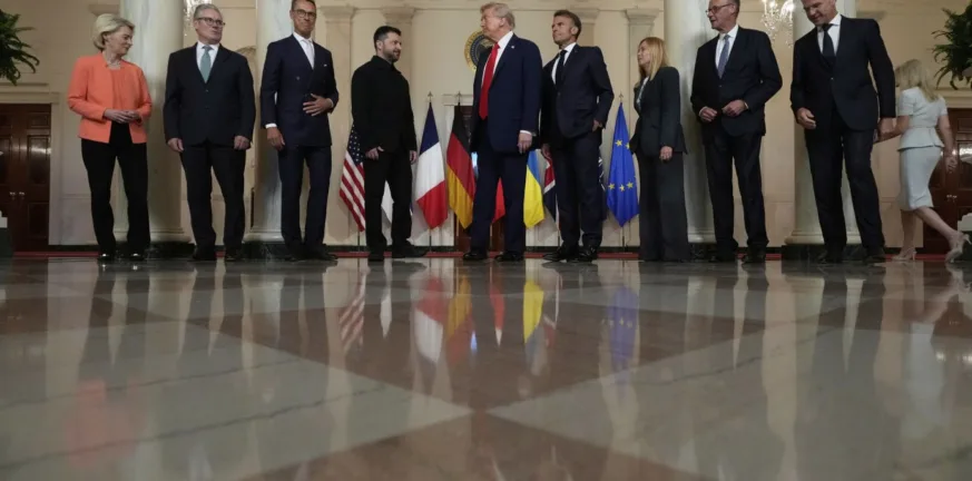 Ο Τραμπ έδειξε τα MAGA καπέλα του στους Ευρωπαίους ηγέτες Ο Τραμπ έδειξε τα MAGA καπέλα του στους Ευρωπαίους ηγέτες