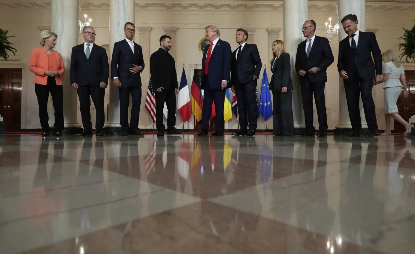 Ο Τραμπ έδειξε τα MAGA καπέλα του στους Ευρωπαίους ηγέτες