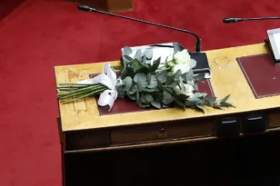 Βουλή: Με ενός λεπτού σιγή και λουλούδια τίμησαν τη μνήμη του Απόστολου Βεσυρόπουλου
