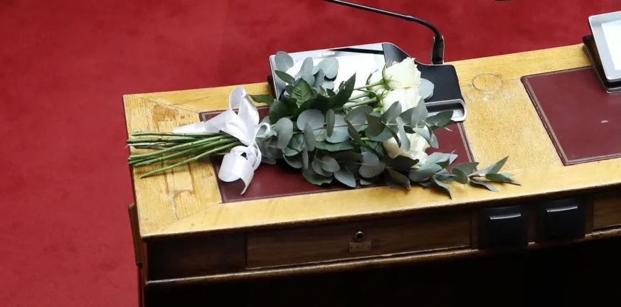 Βουλή: Με ενός λεπτού σιγή και λουλούδια τίμησαν τη μνήμη του Απόστολου Βεσυρόπουλου Βουλή: Με ενός λεπτού σιγή και λουλούδια τίμησαν τη μνήμη του Απόστολου Βεσυρόπουλου