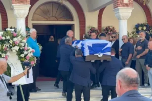Αποχαιρετισμός στον Απόστολο Βεσυρόπουλο: Πλήθος κόσμου και πολιτικοί στην κηδεία, τυλιγμένο με την ελληνική σημαία το φέρετρό του ΦΩΤΟ