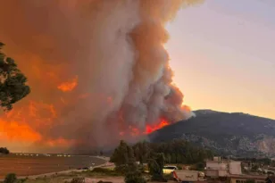Φωτιά στη Βόνιτσα: Μάχη με αναζωπυρώσεις και αγώνας να ελεγχθούν οι διάσπαρτες εστίες