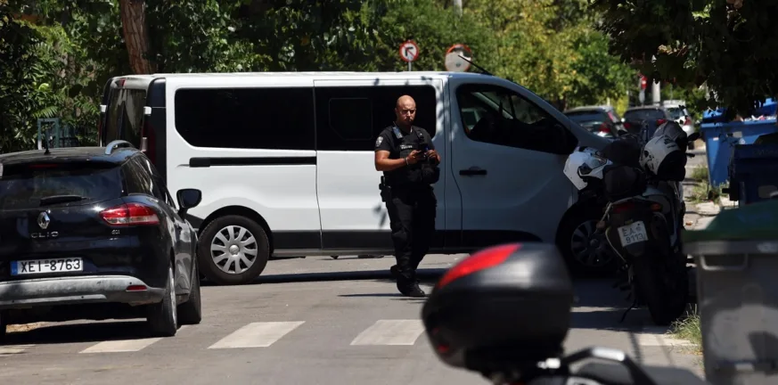 Γυναικοκτονία στο Χαλάνδρι: «Κυρία Ρούλα, βοήθεια, κρατάει μαχαίρι» - Η κραυγή της 47χρονης που κανείς δεν πρόλαβε να σώσει Γυναικοκτονία στο Χαλάνδρι: «Κυρία Ρούλα, βοήθεια, κρατάει μαχαίρι» - Η κραυγή της 47χρονης που κανείς δεν πρόλαβε να σώσει