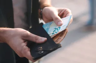 Επίδομα 100 ευρώ: Τη Δευτέρα 1η Σεπτεμβρίου η πληρωμή στους 80.000 δικαιούχους