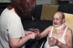 «Ο ένας με σφίγγει, ο πιο κοντός, δυνατά, εγώ δεν μπορώ να αντιδράσω, δεν έχω δυνάμεις καθόλου», καρκινοπαθής περιγράφει πως τον λήστεψαν