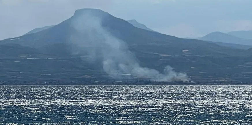 Κορινθία: Υπό έλεγχο η φωτιά ανάμεσα σε Άσσο και Λέχαιο