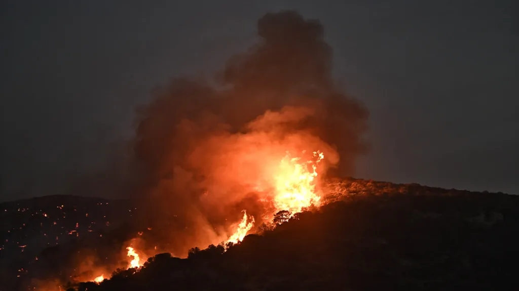 Εκρηκτική η συμπεριφορά της φωτιάς στην Κερατέα, οι εικόνες «μιλούν»! ΦΩΤΟ