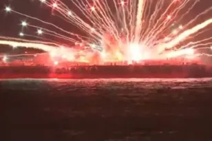 Σοκ στην Ιαπωνία: Ατύχημα σε φεστιβάλ πυροτεχνημάτων στη Γιοκοχάμα, πλοία τυλίχθηκαν στις φλόγες, εργαζόμενοι έπεσαν στη θάλασσα