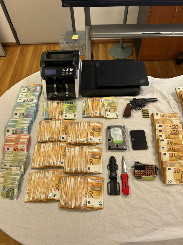 Νοθευμένα καύσιμα σε 30.000 ρεζερβουάρ: Το κύκλωμα με τα λογισμικά-φαντάσματα και τα 800.000€ που βρέθηκαν