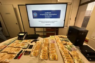 Νοθευμένα καύσιμα σε 30.000 ρεζερβουάρ: Το κύκλωμα με τα λογισμικά-φαντάσματα και τα 800.000€ που βρέθηκαν