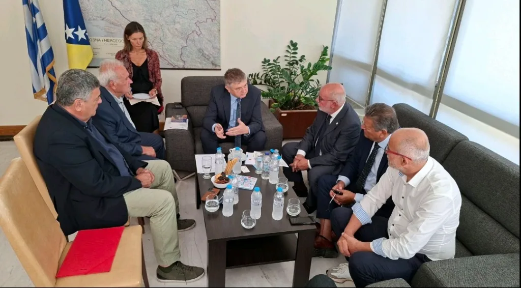 Οι αντιπεριφερειάρχες Π. Σακελλαρόπουλος και Τ. Αντωνόπουλος με τον Πρέσβη της Βοσνίας και Ερζεγοβίνης , Ντράγκαν Βούκοβιτς