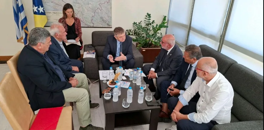Οι αντιπεριφερειάρχες Π. Σακελλαρόπουλος και Τ. Αντωνόπουλος με τον Πρέσβη της Βοσνίας και Ερζεγοβίνης , Ντράγκαν Βούκοβιτς Οι αντιπεριφερειάρχες Π. Σακελλαρόπουλος και Τ. Αντωνόπουλος με τον Πρέσβη της Βοσνίας και Ερζεγοβίνης , Ντράγκαν Βούκοβιτς