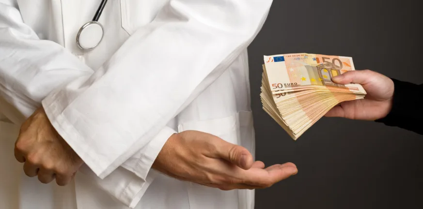 «Δώσε μου τώρα τα 3 χιλιάρικα αλλιώς δεν τη βάζω χειρουργείο», μαρτυρίες για τον γιατρό με το φακελάκι στο Ιπποκράτειο «Δώσε μου τώρα τα 3 χιλιάρικα αλλιώς δεν τη βάζω χειρουργείο», μαρτυρίες για τον γιατρό με το φακελάκι στο Ιπποκράτειο