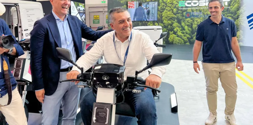 Ο Δημ. Κουρέτας καβάλησε το πρώτο ελληνικό ηλεκτρικό σκούτερ! Ο Δημ. Κουρέτας καβάλησε το πρώτο ελληνικό ηλεκτρικό σκούτερ!