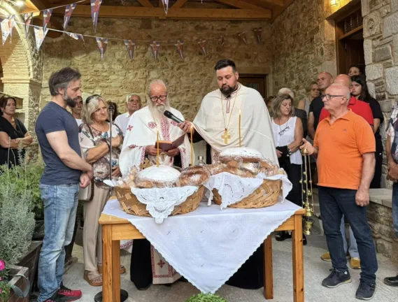 Πλήθος πιστών στην Ιερά Μονή Μακελλαριάς στην εορτή της Υψώσεως του Τιμίου Σταυρού