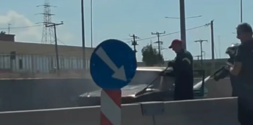Φωτιά σε αυτοκίνητο στη Νέα Εθνική Οδό στο ύψος των Μποζαϊτίκων: Κυκλοφοριακό χάος στην Περιμετρική και την έξοδο από Πάτρα
