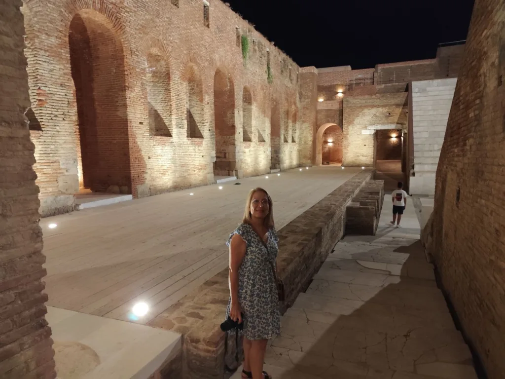 Το Ρωμαϊκό Ωδείο «έλαμψε» ξανά – Εντυπωσιακός ο νέος φωτισμός στο μνημείο της Πάτρας ΦΩΤΟ