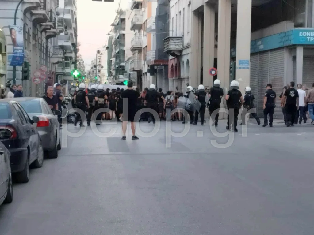Πάτρα: Επεισόδια μικρής έντασης και δακρυγόνα στην πορεία μνήμης για τον Παύλο Φύσσα ΒΙΝΤΕΟ