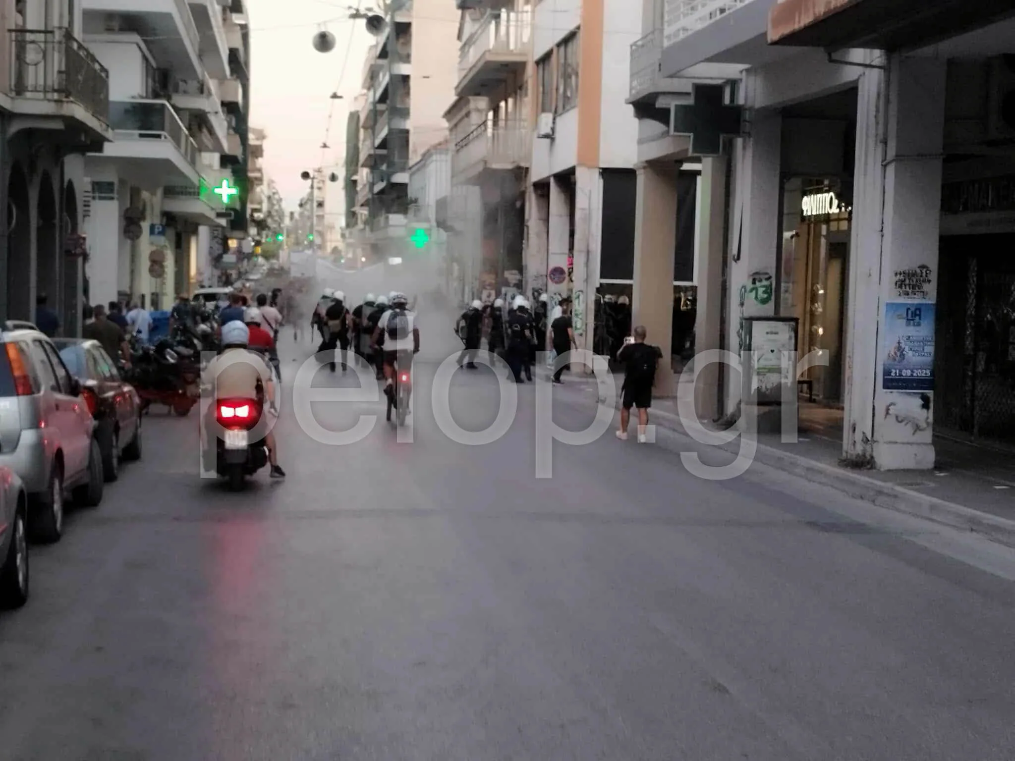 Πάτρα: Επεισόδια μικρής έντασης και δακρυγόνα στην πορεία μνήμης για τον Παύλο Φύσσα ΒΙΝΤΕΟ