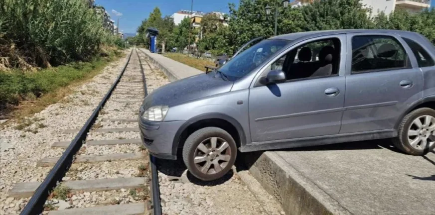 Πάτρα: Αυτοκίνητο έπεσε στις γραμμές του Προαστιακού στην Παναχαϊκή