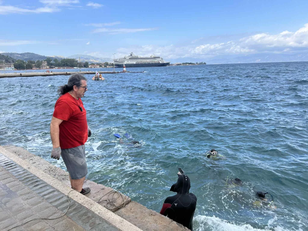 Υποθαλάσσιος καθαρισμός στο λιμάνι του Αιγίου - Από σίδερα μέχρι παιδικό καρότσι ΦΩΤΟ