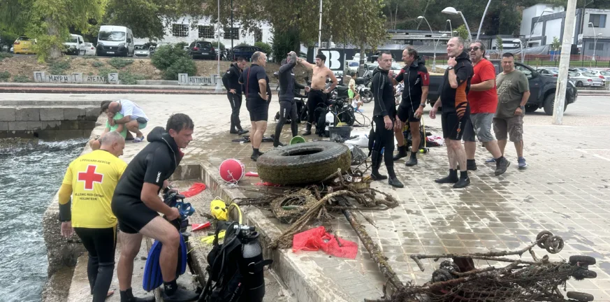 Υποθαλάσσιος καθαρισμός στο λιμάνι του Αιγίου - Από σίδερα μέχρι παιδικό καρότσι ΦΩΤΟ