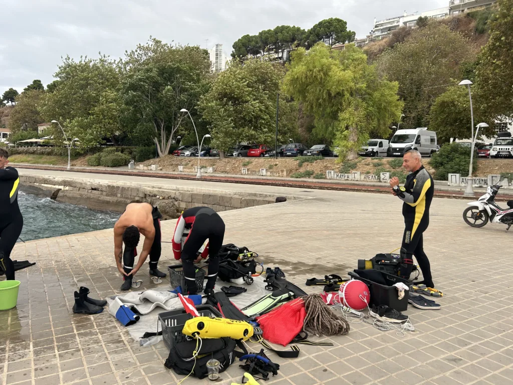 Υποθαλάσσιος καθαρισμός στο λιμάνι του Αιγίου - Από σίδερα μέχρι παιδικό καρότσι ΦΩΤΟ