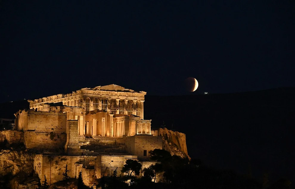 «Ματωμένο Φεγγάρι»: Εντυπωσιακές εικόνες από την ολική έκλειψη Σελήνης ΦΩΤΟ